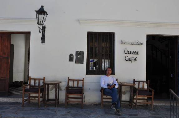 Café na praça central de Cachi, na Argentina